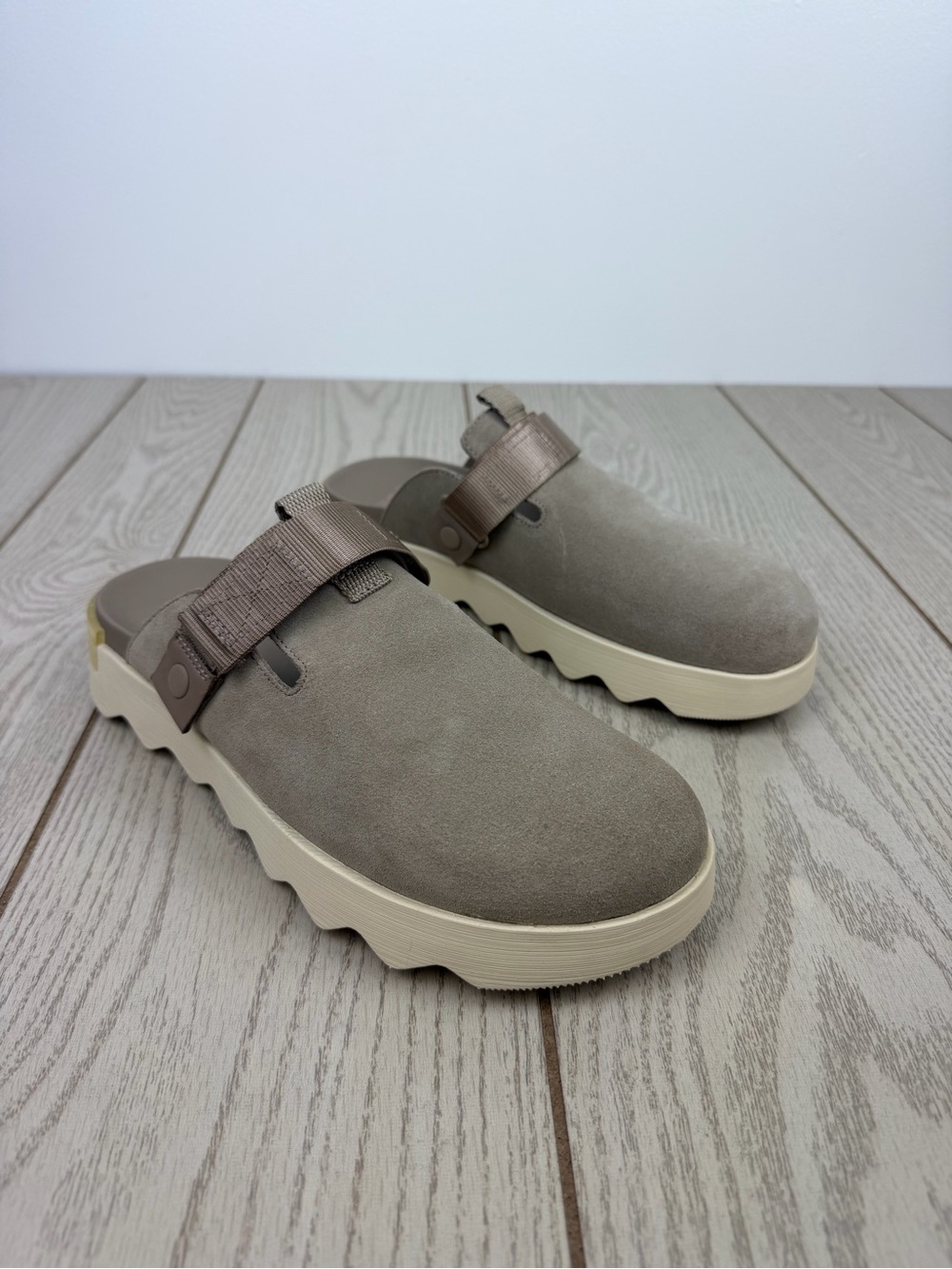 Sorel Women's Viibe Slip-On Strap Clog Flat 11M Omega Taupe Honey White $135